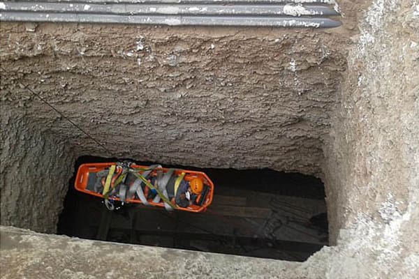 نجات کارگر در حال مرگ از حادثه سقوط در کانال فاضلاب - سایت حوادث - اخبار حوادث